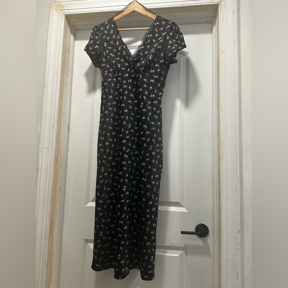 Chic Black Floral Midi Dress - Picture 1 of 4